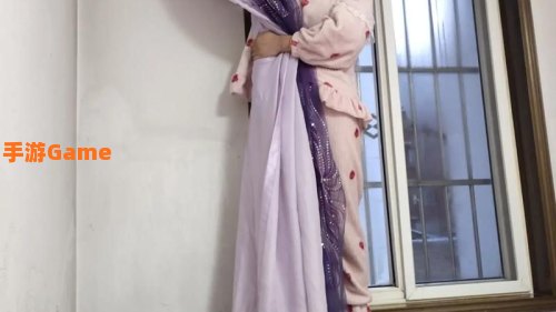 美女擦玻璃